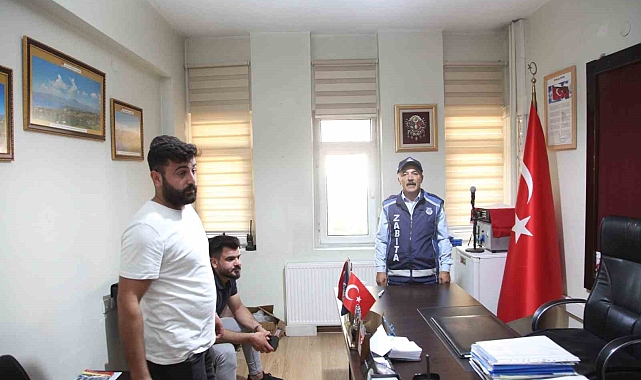 İş yerinin önünü temizlerken bulduğu bir kese altını sahibine teslim etti