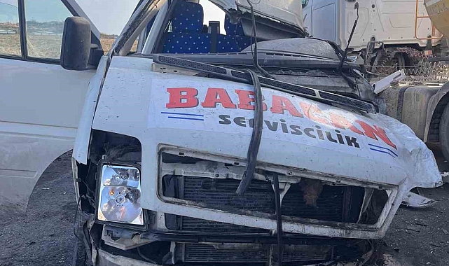 İşçi servisiyle kamyon çarpışması sonucu 3 kişi öldü, 7 kişi yaralandı