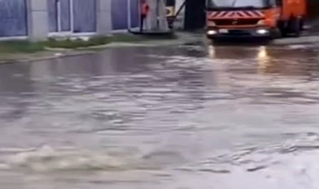 İstanbul&#039;da etkili olan sağanak yağış nedeniyle Anadolu Yakası Beykoz ilçesinde yollar göle döndü