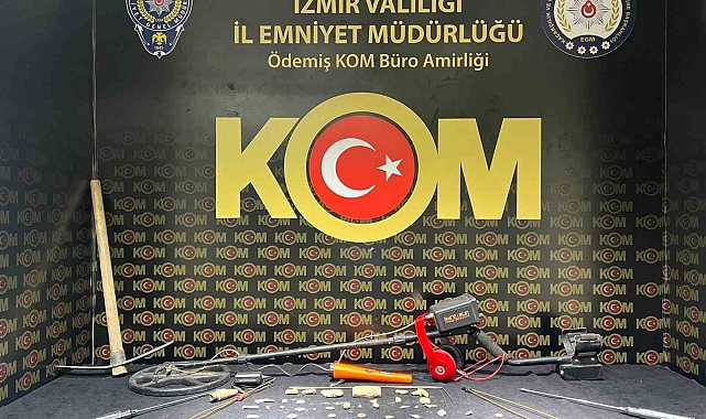 İzmir&#039;de gerçekleştirilen operasyonunda Bizans ve Osmanlı dönemine ait çok sayıda tarihi eser ele geçirildi