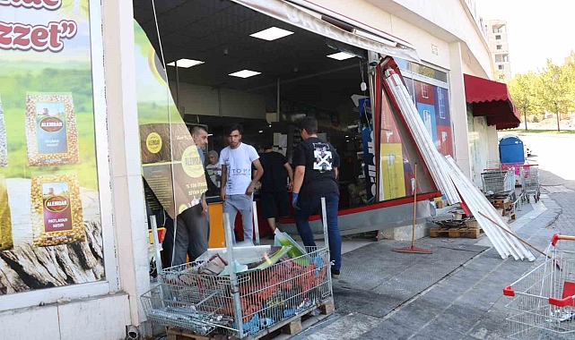 Kadın sürücünün kontrolünden çıkan otomobili markete girdi