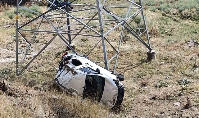 Kağızman&#039;da otomobil şarampole uçtu