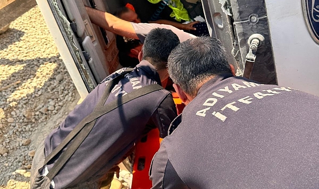 Kamyonda sıkışan sürücü ,itfaiye ekiplerinin çalışmaları sonucu kurtarıldı