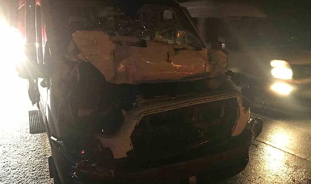 Kamyonete çarpan tur minibüsünde bulunan 6 İngiliz turist yaralandı