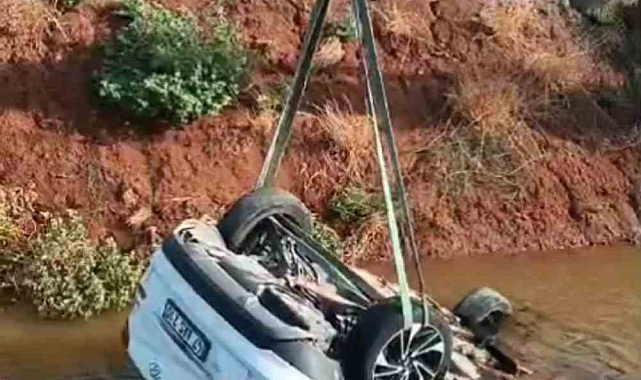 Kanala düşen otomobilde 3 kişi hayatını kaybetti