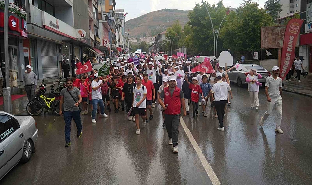 Kansere dikkat çekmek için yürüdü