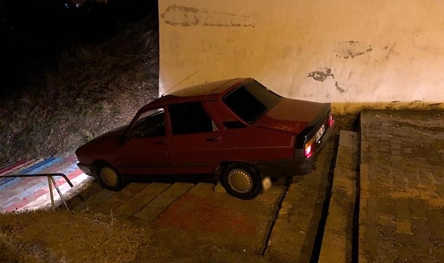 Kapalı alana giren alkollü sürücünün otomobili merdivende asılı kaldı