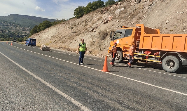 Karayoluna düşen büyük bir taş kütlesi ulaşımı aksattı