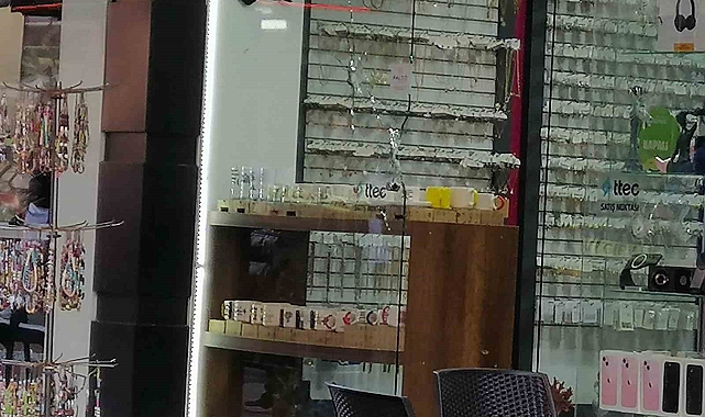 Karşılıklı dükkanları bulunan iki esnaf arasında yaşanan tartışmada kan aktı