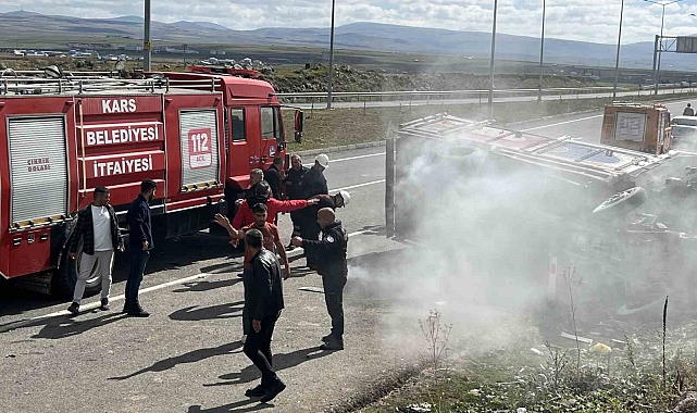 Kars&#039;ta minibüs ile kamyonun çarpıştığı kazada 4 kişi yaralandı