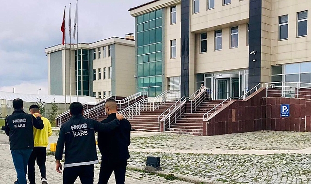 Kars&#039;ta polis bir aparta uyuşturucu operasyonu düzenlendi