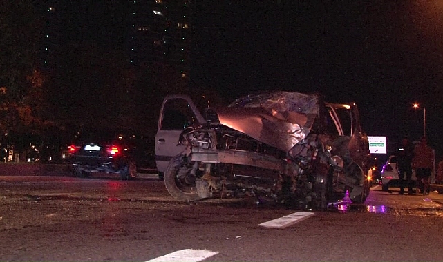 Kartal&#039;da aracının direksiyon hakimiyetini kaybeden sürücü refüje çarptı