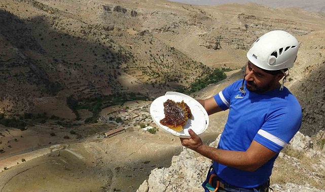Kayalardan topladığı balı hastalara veriyor