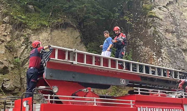 Kayalıklarda mahsur kalan baba ve oğlunu itfaiye ekipleri kurtardı