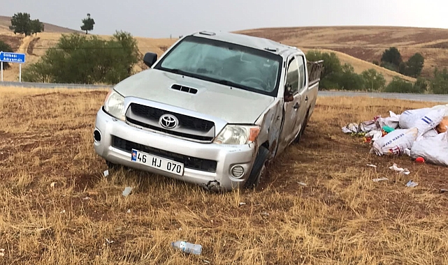 Kayganlaşan yolda kontrolden çıkan kamyonet tarlaya girdi