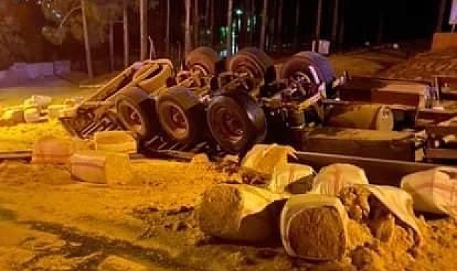 Kaza yapan saman yüklü tır yandı