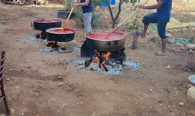 Kazanlarla kışlık salça yapan kadınlar, ev ekonomisine katkıda bulunuyor