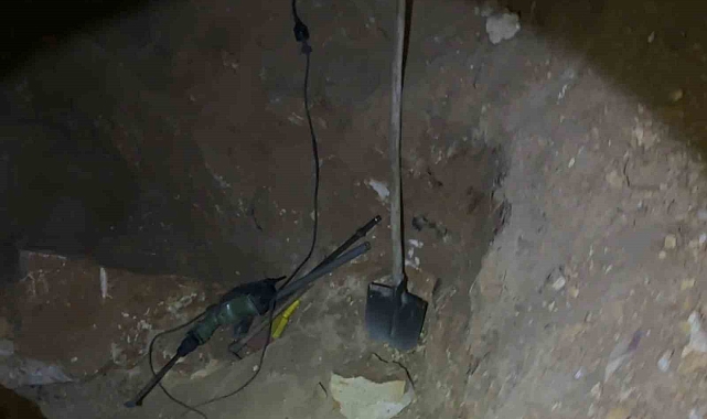 Kazdıkları çukurda teçhizatla birlikte yakalandı