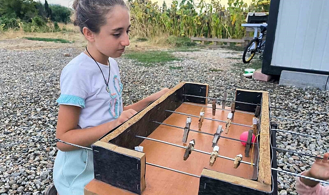 Kendi imkanlarıyla çamaşır mandalı ve şişten langırt yaptı