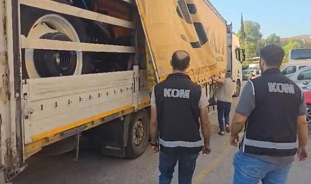 Kocaeli&#039;nin İzmit ilçesinde durdurulan tırda çuval çuval kaçak tütün ele geçirildi