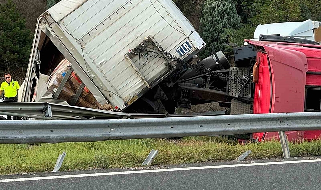 Kolonya yüklü tır devrildi