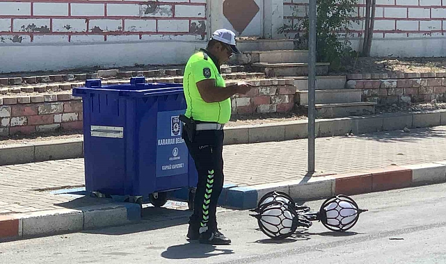 Kontrolden çıkan bir  otomobil aydınlatma direğini devirdi