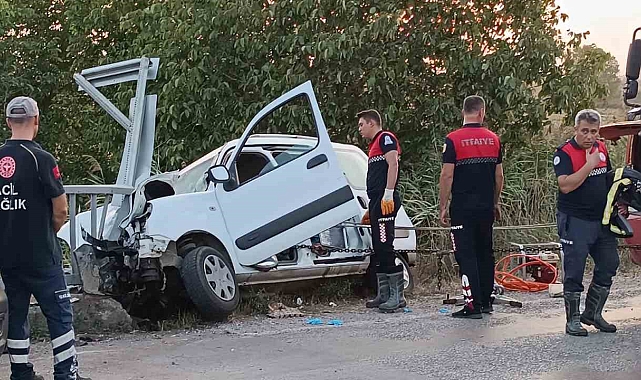 Kontrolden çıkan otomobil bariyerlere saplandı