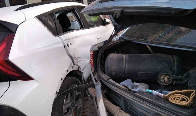 Kontrolden çıkan otomobil park halindeki 3 araca çarptı