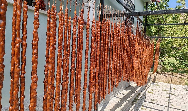 Konya&#039;da cevizli sucuk yapımı başladı