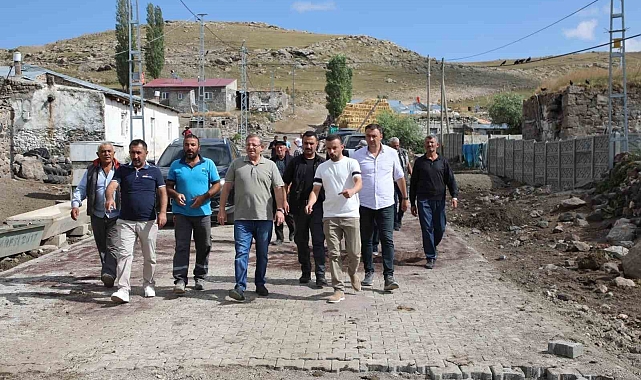 Köy yollarına kilitli parke taş döşeniyor