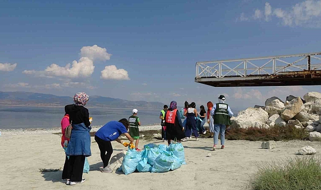Kuraklıkla boğuşan Burdur Gölü etrafında çöp topladılar