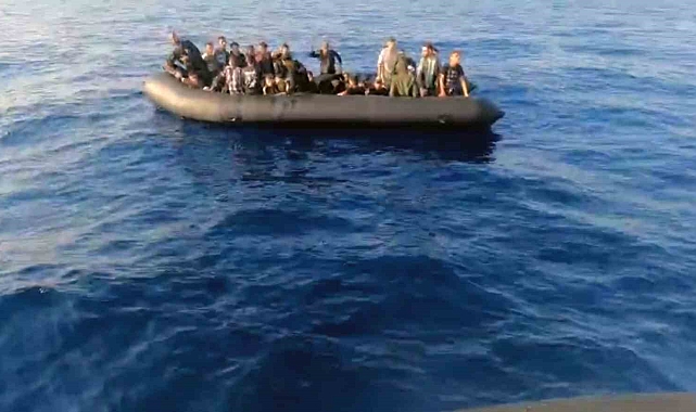 Lastik bot ile yasa dışı yollardan yurt dışına çıkmaya çalışan 34 düzensiz göçmen kurtarıldı