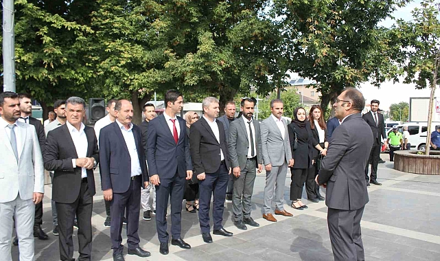 Malazgirt&#039;te ilköğretim haftası Cumhuriyet Meydanı&#039;nda düzenlenen törenle kutlandı