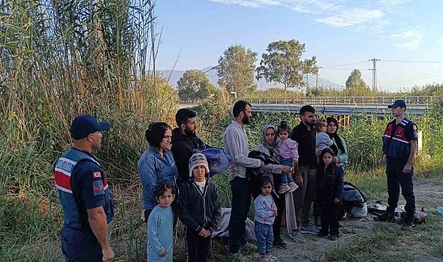 Menderes Nehri&#039;ndeki sazlık alana gizlenen 13 düzensiz göçmen yakalandı