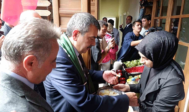 Milli Eğitim Bakanı Tekin  yöresel ürünler çarşının açılışını yaptı