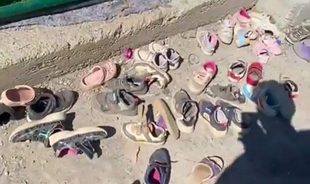 Minikler saha kirlenmesin diye ayakkabılarını çıkarıp oynadı