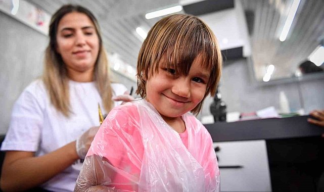 &#039;Mobil Kuaför&#039; aracı kent genelinde mahalle mahalle dolaşıp vatandaşlara hizmet veriyor