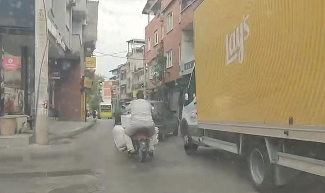 Motosiklete yüklediği eşyalarla pes dedirtti