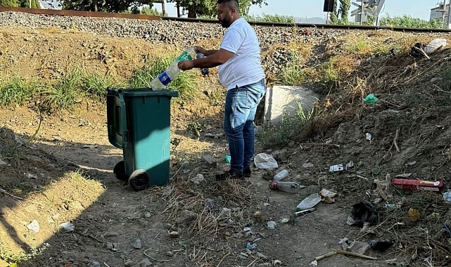 Muhtar ve azaları süpürge alıp okulu temizledi