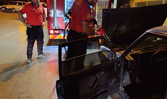 Niğde&#039;de Seyir halindeki aracın motor kısmında yangın çıktı