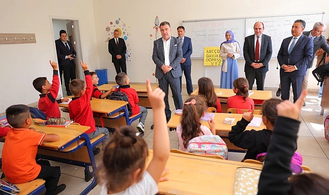 Öğrencilere çanta dağıtıldı