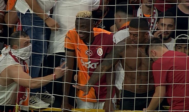 Osimhen tribüne çıktı, galibiyeti taraftarıyla kutladı!