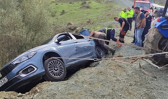 Otomobil yol kenarında asılı kaldı