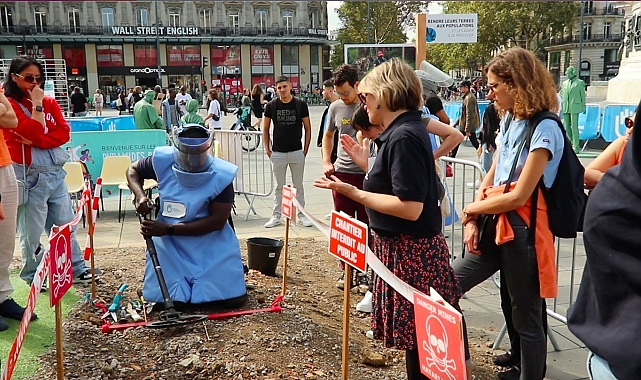 Paris&#039;te zuvlarını kaybedenlere destek gösterisi