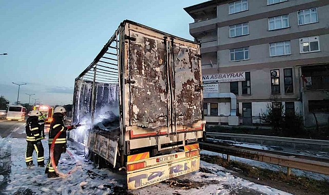 Plastik yüklü kamyon alev aldı