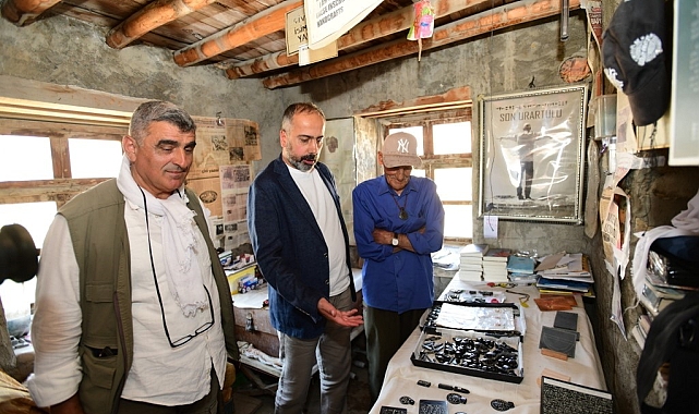 Rektör Şevli, kazı alanında Urartucayı okuyup yazabilen Mehmet Kuşman&#039;ı ziyaret etti