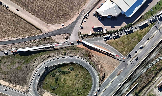 Rüzgâr Enerji Santrali'nin (RES) kanat nakliyesi sırasında trafikte uzun kuyruk oluştu