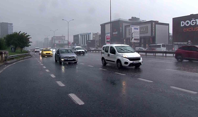 Sağanak yağış etkili oldu, yollar göle döndü
