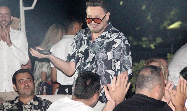 Sahnede şarkı söylerken bir anda fenalaşan ünlü şarkıcı Metin Arolat hayatını kaybetti