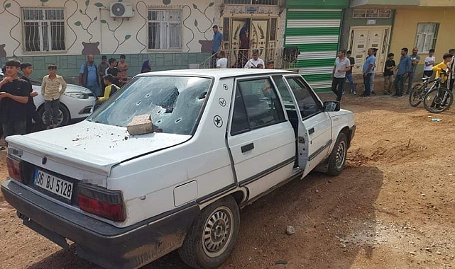 Şanlıurfa&#039;da bir otomobile düzenlenen silahlı saldırı saniye saniye kameraya yansıdı